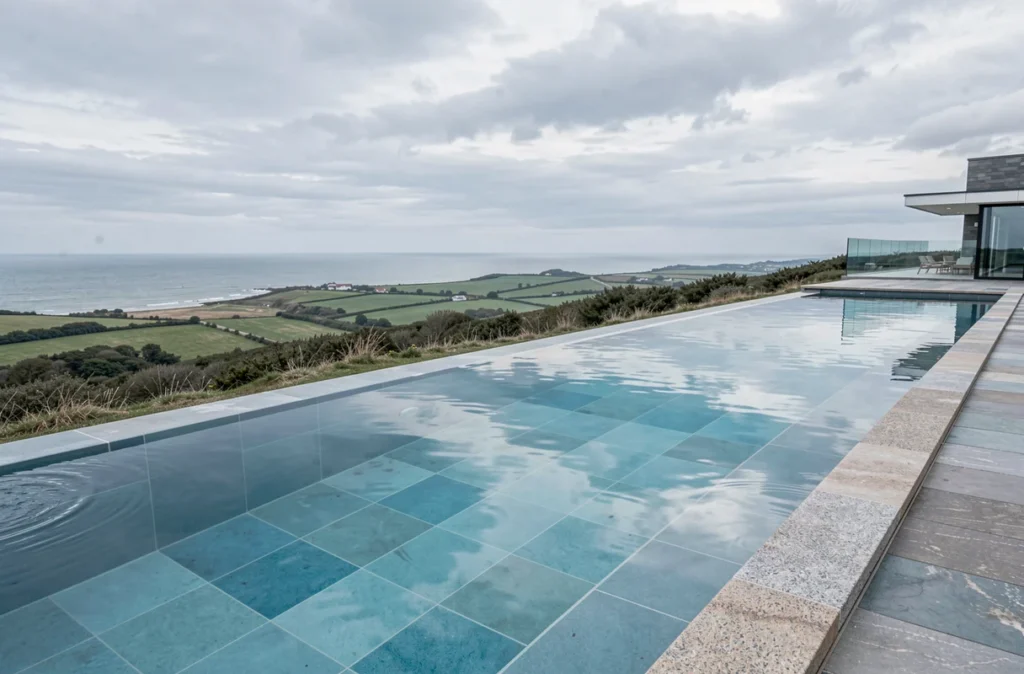 Piscine à débordement Everblue Côte d'Opale avec vue panoramique sur le littoral nord-français